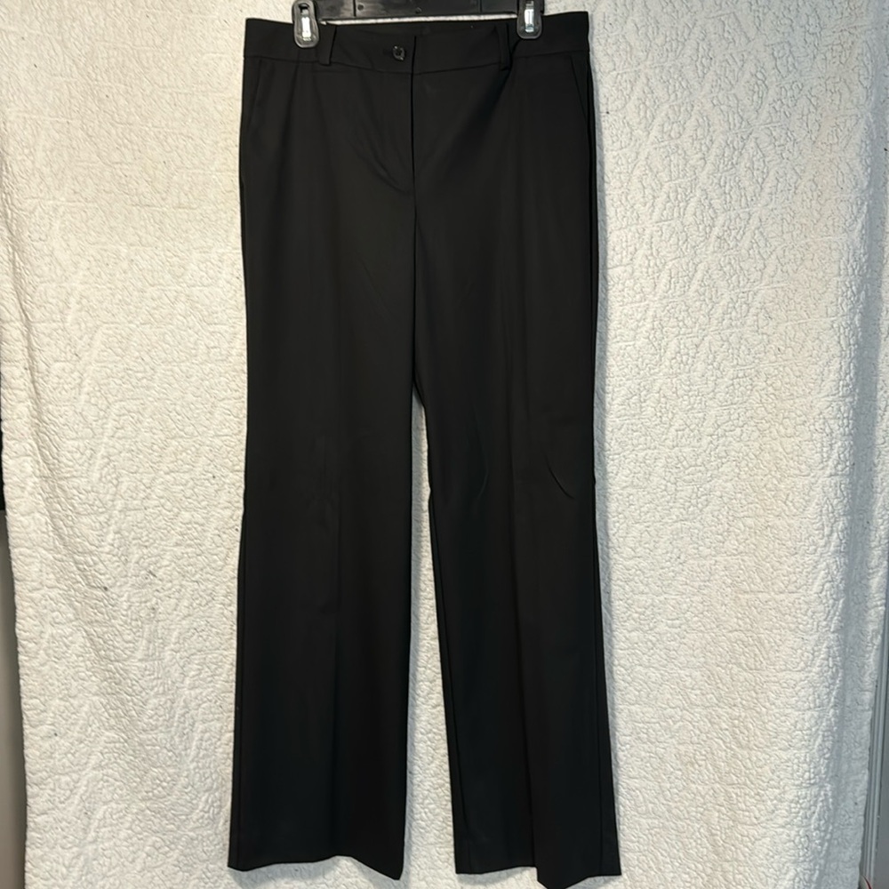 Ann Taylor signature trouser in black. Size 6